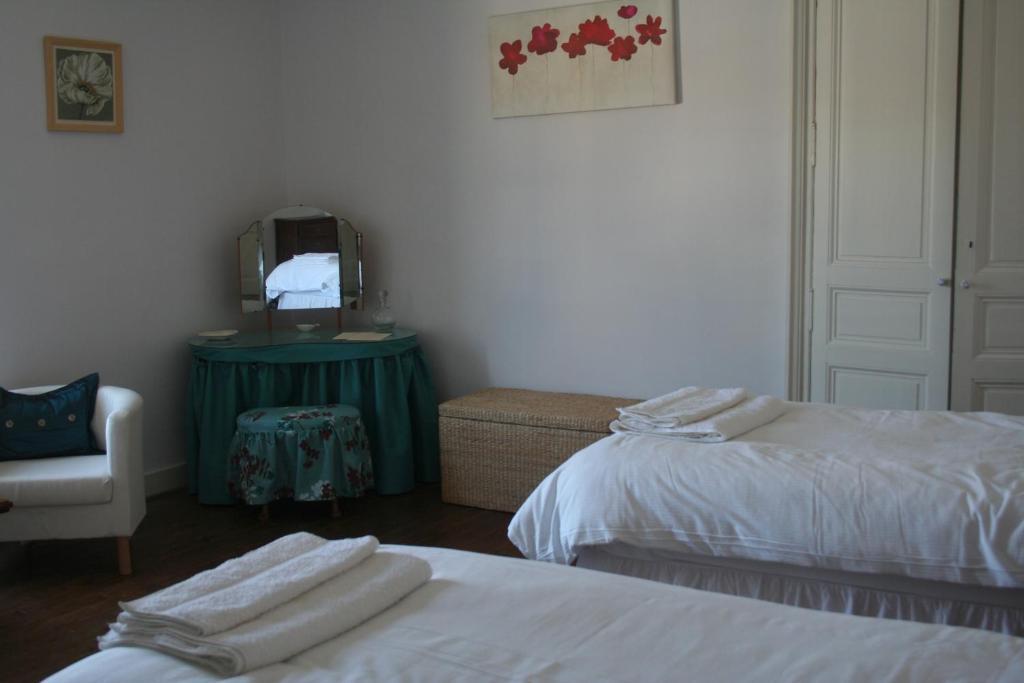 Le Voltaire Bed & Breakfast Airvault Phòng bức ảnh